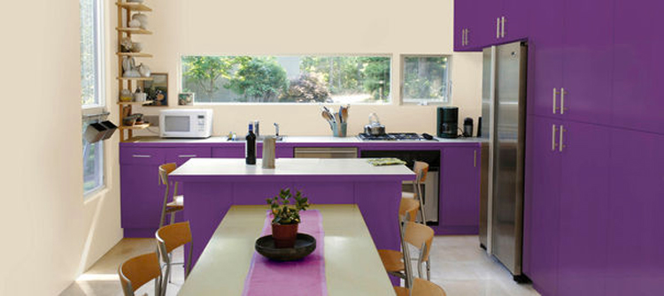 Pour repeindre sa cuisine des solutions existent pour le faire sans éclater son budget. Pour chacun des supports, meubles, murs, crédence nos conseils peinture et astuces pour arranger la déco de la cuisine.