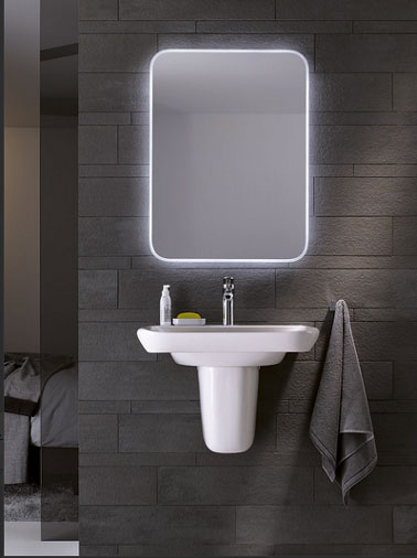 Pour faire écho aux nuances de gris et taupe de la chambre, sur la cloison de séparation avec la salle de bain carrelage d'ardoise gris mat, lavabo blanc collection MyDay chez Aubade
