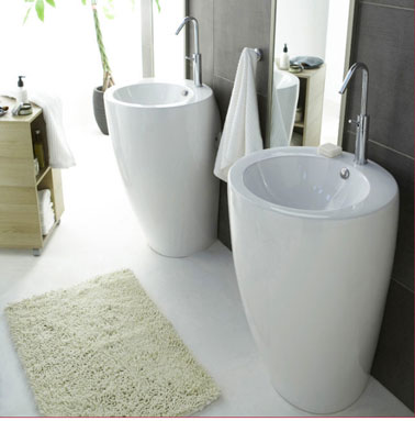Déco salle de bains gris et blanc, deux superbes vasques sur colonne en céramique posées sur un carrelage au sol d'un blanc immaculé