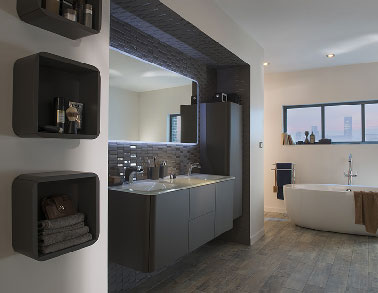 Deux ambiances dans une salle noir et blanc qui se sert de la couleur pour séparer l'espace zen de la baignoire îlot de celui dynamique du plan de toilette avec ses meubles noir