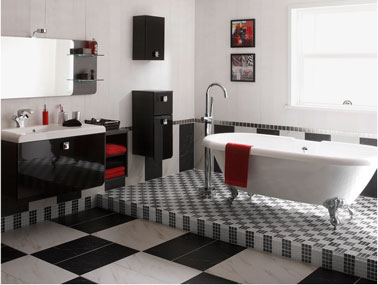 Salle de bain noir et blanc qui invite le gris pour un damier de carrelage gris et blanc pour l'estrade qui accueille la baignoire. Une déco qui mêle style rétro et meubles laqué noir au lignes design Draps de bains et serviettes de toilette rouge renforcent cette belle harmonie de noir et blanc