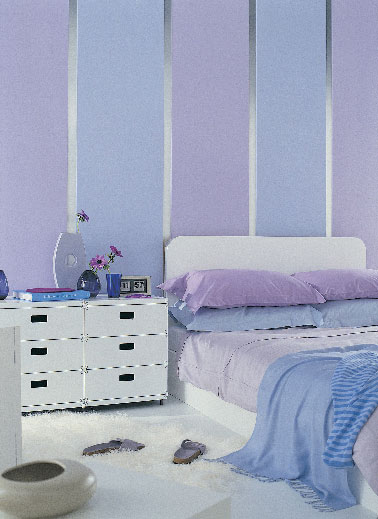 teintes pastel en camaïeux pour la peinture chambre Tonalité moderne et tendance s’exprime dans cette chambre avec des bandes de peinture parme, bleu ciel et lavande, des couleurs pastel reprises avec le linge de lit. Peinture Zikkens, Maitre en Couleur