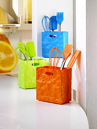 Panier à ustensiles de cuisine en forme de panier comprenant  fouet, pinceau et spatule En polypropylène couleur bleu orange ou vert chez Helline Déco
