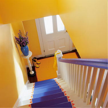 association de couleurs peps pour la déco d'un escalier avec un jaune vif et un bleu lumineux. Peinture Astral