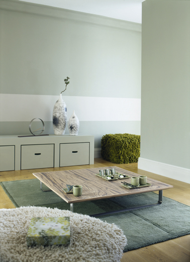 marier les couleurs dans un salon avec du vert Une belle manière de marier la couleur vert dans un salon autour d'une palette en camaïeux vert et touches de blanc