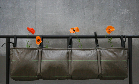 Potager balcon : Bac en toile à suspendre pour plantations sur un balcon, légumes, herbes aromatiques et fleurs. Jardinière pour culture hors-sol des plantes en géotextile à accrocher 25L - 69 € Photo : Bacsac