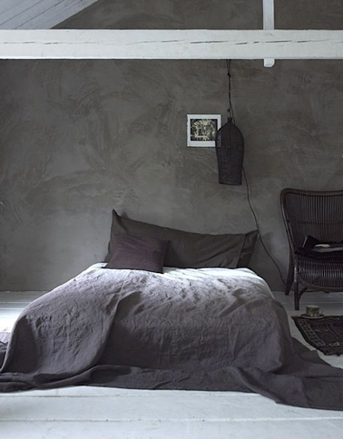 couleur taupe pour les murs de la chambre associée à un linge de lit couleur chocolat et parme 