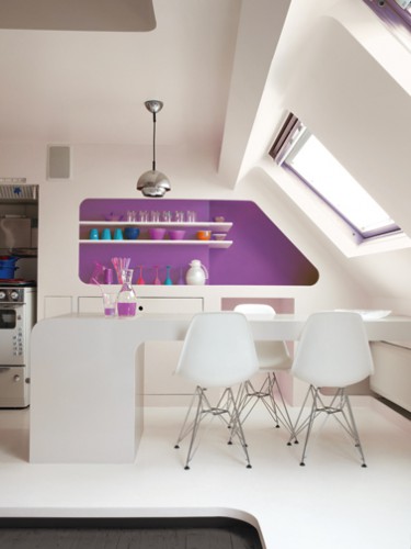 Une cuisine blanche qui ne flirte pas avec la morosité avec une touches de couleur prune sur le mur de la crédence et un carré de peinture couleur taupe peint sur le plafond blanc. Peinture couleur Prune et Panier collection Echappée, gamme Ceuillette du Jardin Astral