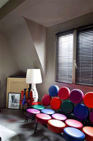 déco salon couleur taupe et canape rouge et bleu Une couleur taupe pour sublimer les couleurs vives du canapé dans le salon. Peinture collection Etats d'Esprit Tollens