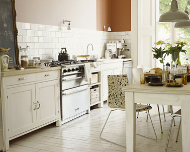Couleur lin et blanc cassé pour une cuisine lumineuse relooker une cuisine rustique avec une peinture couleur lin et blanc cassé et des touches de taupe pour les suspensions industrielles. Peinture Dulux Valentine