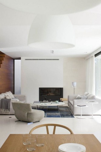 couleur lin et blanc pour la peinture d'un salon zen qui trouve écho avec la couleur des fauteuils et canapé mis en contraste avec la cloison en bois chêne doré