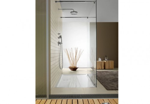 Avec son receveur ultra-plat en Quaryl, un carrelage mur et sol  couleur sable qui côtoie un parquet pont de bateau cette douche italienne entourée de ton taupe et lin répond à tous les critères d'une salle de bain zen.