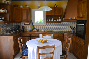 repeindre des meubles de cuisine rustique avec la peinture pour meuble V33 sans poncer ni décaper photo avant