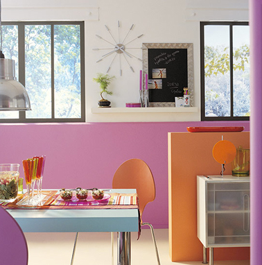 Orange et rose deux couleurs à associer pour donner du peps à une petite cuisine. Couleur peinture : orange Capucine, Rose Guimauve et Rose Anémone collection Farandole Leroy Merlin