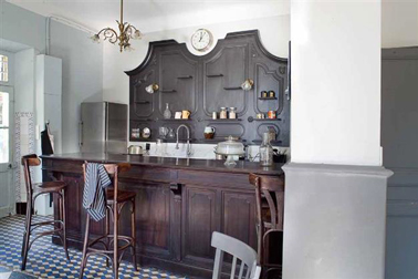 Peinture cuisine couleur gris perle et souris pour mettre en valeur meuble chêne Des nuances de peinture couleur grise pour mettre en valeur les meubles chêne foncé de la cuisine. Photo Tollens
