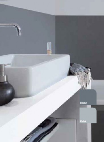 HydroActiv' V33 une peinture pour mur baignoire et lavabo Cette peinture pour salle de bain est aussi étanche que du carrelage près des zones de projections d'eau que sont le lavabo et la baignoire. Hydroactiv' V33 couleur Gris Galet et Gris Roche meuble vasque blanc.