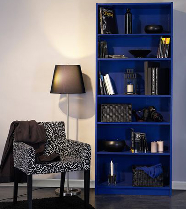 Un meuble étagère Ikéa sans caractère repeint avec une belle peinture effet laqué couleur bleu outremer sans change d'allure dans le salon