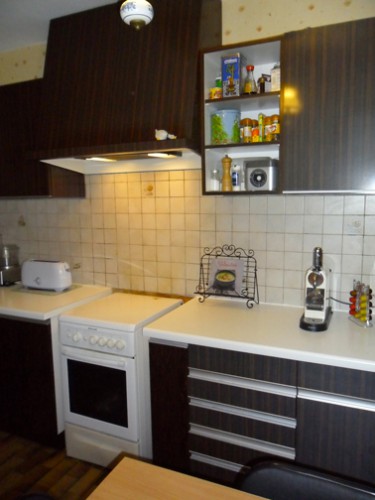 Comment repeindre un meuble en bois avec la peinture pour meuble GripActiv V33 photo avant de peindre les meubles de cuisine couleur violet et crédence carrelage couleur blanc.