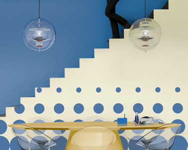 Un mariage des couleurs réussi dans la salle à manger entre bleu et blanc sablé pour mettre en avant les lignes de l'escalier. Couleur peinture : Bleuet, Marée haute, blanc Collection crème de couleur Dulux Valentine
