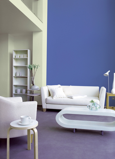 déco salon design : Peinture couleur bleu azur et blanc cassé, canapé cuir blanc et moquette parme 