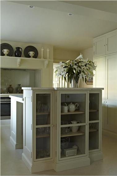 Cuisine retro en total look blanc avec Farrow & Ball avec une association subtile de nuances de blanc pour donner du relief et de la sérénité à la cuisine