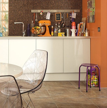 Cuisine couleur orange pour la peinture murale, meubles blanc et crédence carrelage brun ambiance seventies la tendance couleur 2014 avec Leroy Merlin.