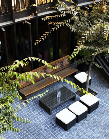 Une déco qui va à l'essentiel pour une terrasse en ville