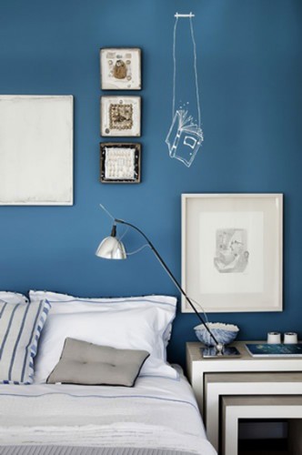 Déco chambre bleu et gris : Aux murs une peinture bleu Cyclade, table de chevet gigogne et cadres photo gris perle mis en valeur par les touches de blanc