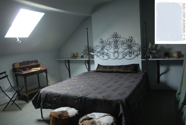 Le gris bleuté une alternative au bleu franc dans une chambre Une chambre bleu et brun qui a du caractère ! Pour les murs une peinture couleur bleu c'est un garçon N°15 Emery & Cie associée à du tons de brun et doré pour le dessus de lit et le secrétaire