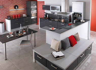 Cuisine rouge et gris : Meubles gris anthracite sur mur de briques peint rouge pour une cuisine contemporaine et conviviale. Photo Lapeyre