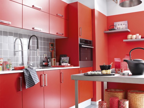 Un style contemporain pour ce modèle de cuisine rouge chez Leroy merlin. Façades rouge mat qui fait merveille avec une crédence adhésive gris souris