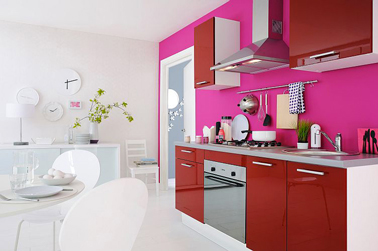 Une cuisine rouge ouverte sur un salon blanc qui ne manque pas de tempérament avec son mur rose flashy ! Modèle pack Spacio Fly