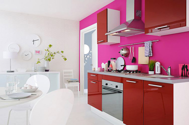 Cuisine rouge ouverte sur salon blanc modèle Fly Une cuisine rouge ouverte sur un salon blanc qui ne manque pas de tempérament avec son mur rose flashy ! Modèle pack Spacio Fly