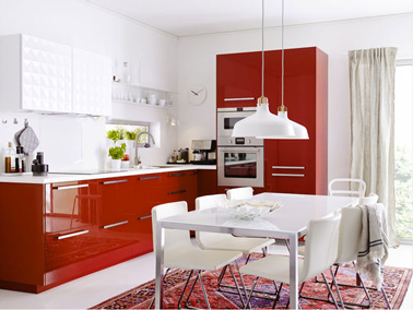 Cuisine rouge Ikéa avec le nouveau modele Metod, façade rouge ultra brillant qui fait merveille avec des murs blancs dans la cuisine