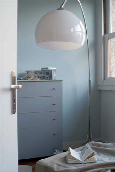 La couleur des murs et et celle des meubles de cette chambre a tout pour satisfaire les fans des couleurs pastel dans la chambre. Un Bleu vert clair côtoie un gris si pastel qu'il en devient presque blanc. Un brin plus foncé par rapport à la couleur du mur, la petite commode est repeinte dans une teinte de vert à la délicate pointe de gris.  Peinture Couleur : Murs : Bleu ref T2178-5 Euclase, Meuble :  Vert réf T2027-5 Brumeux, Porte : gris  ref T2174-3 Gris lunaire Nuancier ToTem de Tollens