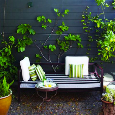 L'effet déco d'une palissade bois peinte en noir sur la terrasse