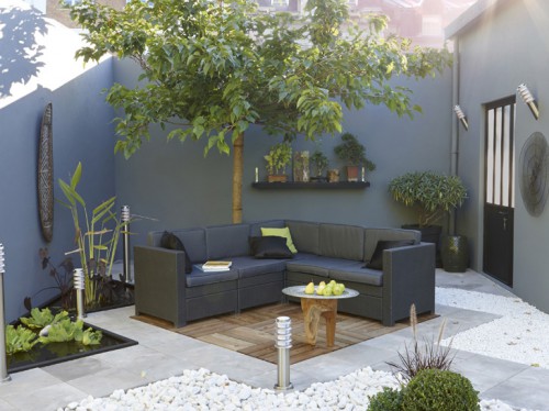 Deco terrasse zen avec dalles bois, galets et carreaux de pierre grise Déco terrasse zen aménagée avec un sol en dalles de bois pour le coin salon de jardin et de galets et carreaux de pierre grise en damier. Le salon de jardin gris anthracite s'harmonise avec le gris des matériaux du sol. Dalle bois Douglas 50X50 Leroy Merlin