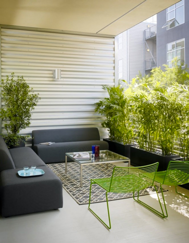 Design et sobriété pour une terrasse en ville en gris et vert