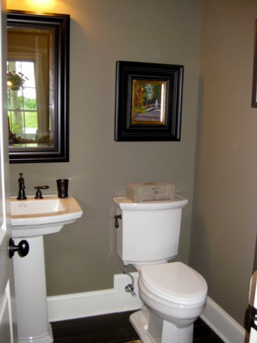 WC peinture taupe pour les murs et blanc sur les boiseries. Cuvette WC et lavabo style rétro blanc