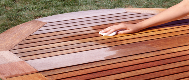 huile de teck pour entretien mobilier de jardin en teck