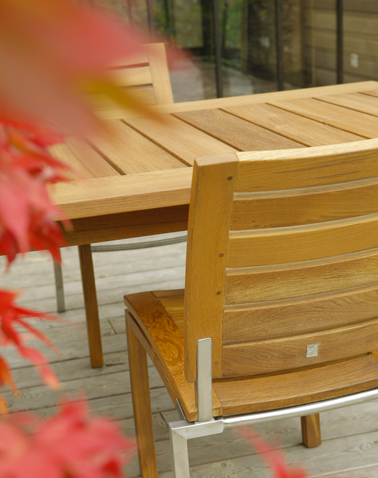 Entretenir le mobilier de jardin avec une huile de teck en spray c'est facile et rapide ! Photo V33