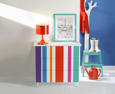 Peindre un meuble avec des rayures de peinture de couleurs pop Envie de peindre un meuble avec des rayures de peinture pour lui donner un coup de jeune, Osez les rayures de couleurs flashy