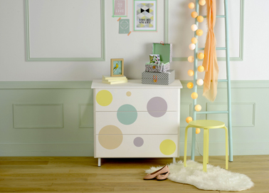 peindre une commode en bois pour chambre enfant Peindre un meuble pour une chambre d'enfant : Sur une commode en bois, peindre en blanc Popeline et décorer la commode de ronds de peinture de couleurs pastel, rose, gris, parme pour égayer la chambre d'un enfant. Peinture Vernis Relooking V33