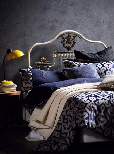 Peinture à effet nacré bleu gris dans chambre rétro Une peinture chambre bleu gris à effet nacré, une touche de jaune intense pour révéler le style retro d'une chambre adulte