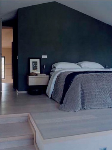 Dans une chambre bleu marine, pas trop de meubles La couleur bleu marine dans une chambre c'est meublant, alors un lit, deux chevets, du gris parce le bleu l'adore et c'est tout ! Penture couleur Abisse 1 Collecttion crème de couleur Dulux Valentine