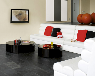 peinture salon blanc casse pour déco moderne Une peinture salon dans une nuance de blanc cassé crée une ambiance couleurs subtile avec un canapé de cuir blanc. Des touches de couleurs rouge et noir apportées avec la table basse et les coussins complètent le décor d'un salon contemporain.