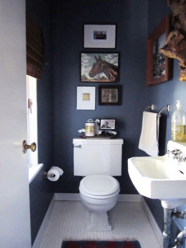 Peinture WC bleu canard pour les murs, blanc pour les boiseries et carrelages gris blanc au sol. Pour la déco, ensembles de cadres photo et tableaux