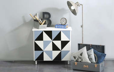 Peindre un meuble de façon originale : Donnez du caractère à un meuble ordinaire en créant des motifs bleu, noir et blanc lors de la 2ème couche de peinture. Peinture Vernis Relooking V33
