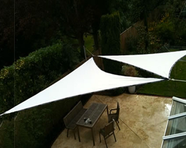 Sympa pour la déco de la terrasse, fixer une ou deux voiles d'ombrage sur les murs de la maison pour éviter les mâts