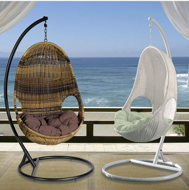 Balancelle solo structure acier et coussins coton marron ou blanc à installer par deux pour faire la causette sur la terrasse. chez Cocktail Scandinave